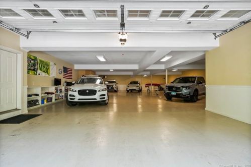 2 Thatcher Ter, Farmington CT 06032-1566 exterior