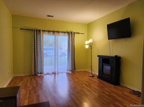 1816 Flagstone Cir, Rochester MI 48307-6095 exterior