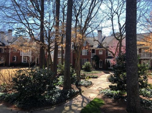 1196 Brookhaven Gln, Atlanta GA  30319-4707 exterior