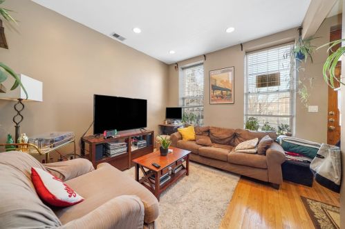 1825 Hermitage Ave, Chicago IL 60613-1106 exterior