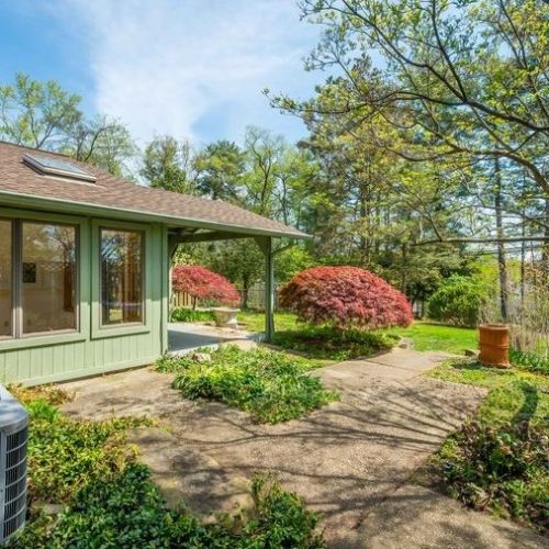 1243 Pinewood Dr, Pittsburgh PA  15243-1811 exterior