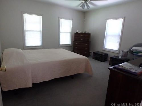 47 Maple St, Manchester CT 06040-5527 exterior