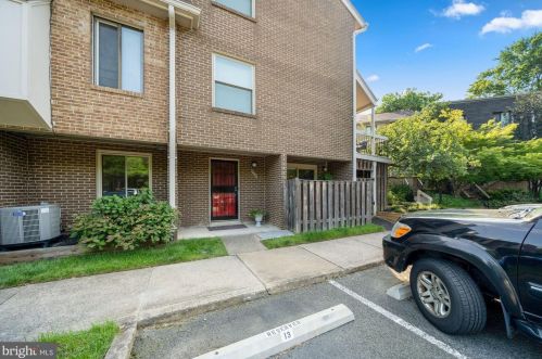 1734 Dogwood Dr, Alexandria, VA 22302-2324