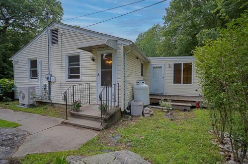 81 Rte 80, Deep River CT 06419-1429 exterior