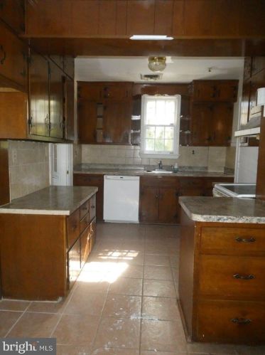 10408 New Hampshire Ave, Silver Spring MD 20905-3918 exterior