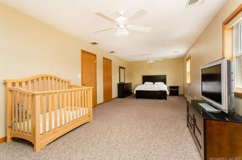 19 Green Field Ln, North Haven CT 06473-4039 exterior