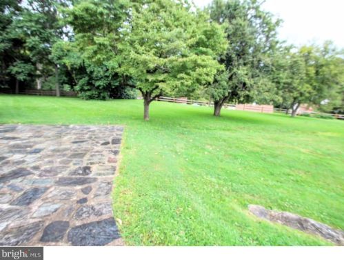 2325 Valley Rd, Huntingdon Valley PA  19006-6007 exterior