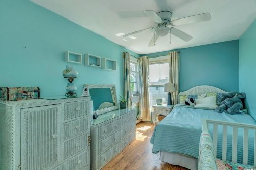 222 Cedar Ln, Babylon NY  11702-4417 exterior