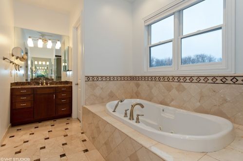 2447 Winona St, Chicago IL 60625-1831 exterior