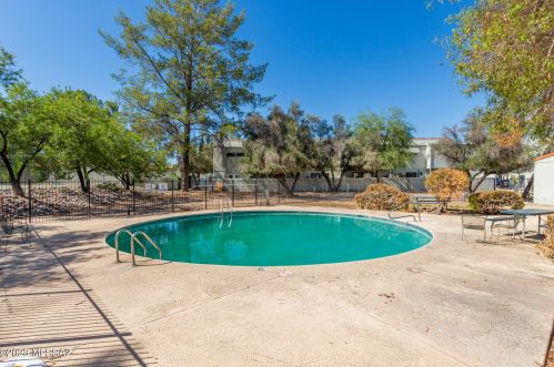 2747 Anklam Rd, Tucson AZ 85745-3705 exterior