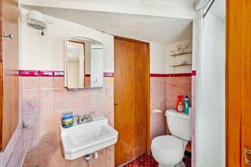 1948 Dartmore St, Pittsburgh PA 15210-4005 exterior