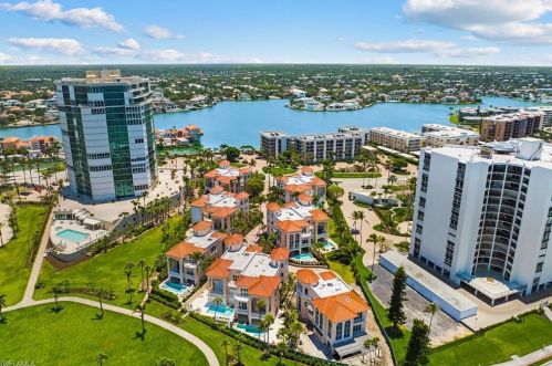 24 Casa Mar Ln, Naples FL 34103-3685 exterior