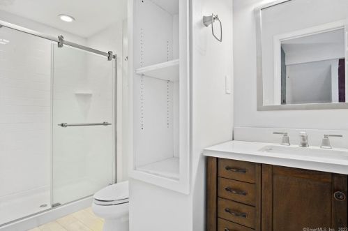 39 Tra Mart Dr, Uncasville CT  06382-1115 exterior