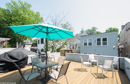 1918 Roscoe St, Chicago IL  60657-1030 exterior