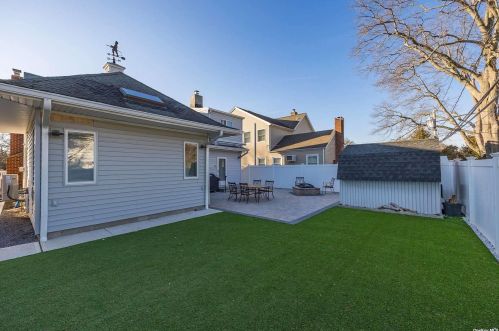 51 Fordham St, Valley Stream NY 11581-3223 exterior