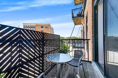 3151 Lincoln Ave, Chicago IL 60657-3111 exterior