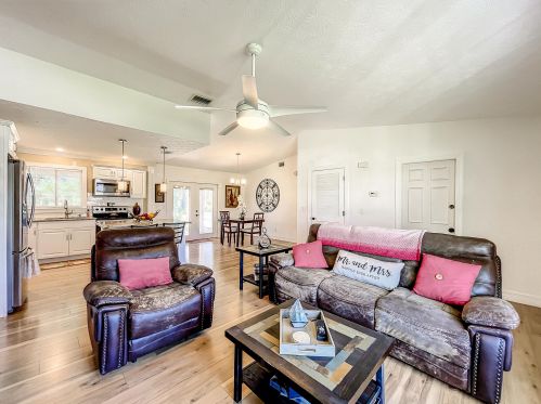 627 Todd Ave, Fort Pierce FL 34983-2918 exterior