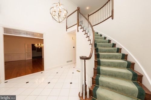 1285 Fritz Cir, Huntingdon Valley, PA 19006-5904