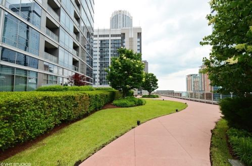 240 Illinois St, Chicago IL  60611-5063 exterior