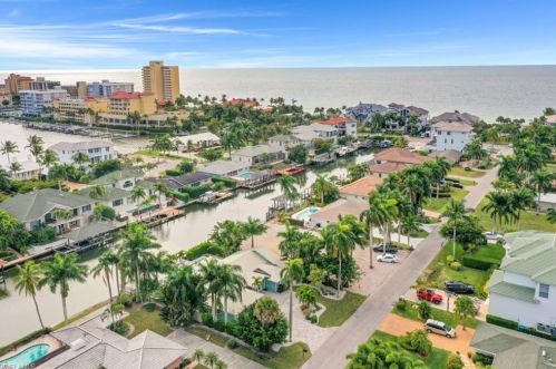 180 Channel Dr, Naples FL 34108-2141 exterior