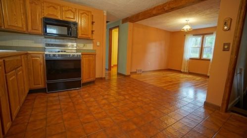 32 Brook Rd, Springfield, MA 01119-2121