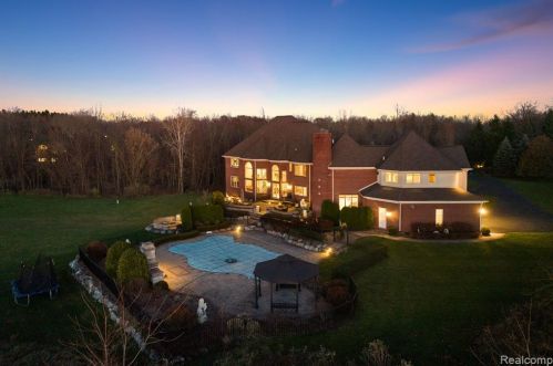 2384 Pebble Crk Dr, Rochester MI 48363-2228 exterior