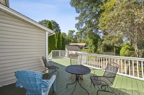 43 St, Windsor Locks CT 06096-1357 exterior