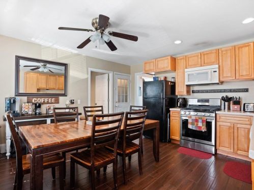 4 Lewis St, Woonsocket RI 02895-1905 exterior