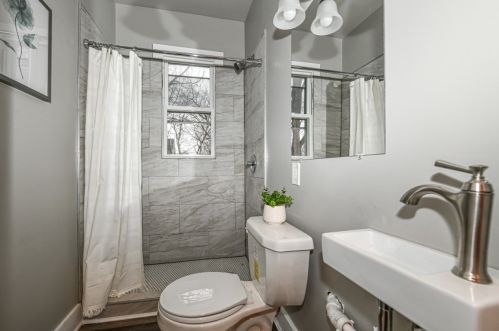 3722 7 St, Milwaukee WI 53212-1437 exterior