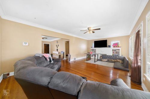 18 104th St, Chicago, IL 60628-2613