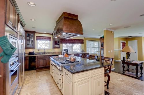 9854 Belfair St, Bellflower CA 90706-2404 exterior