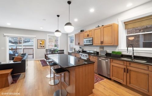 4425 Damen Ave, Chicago IL 60625-1701 exterior