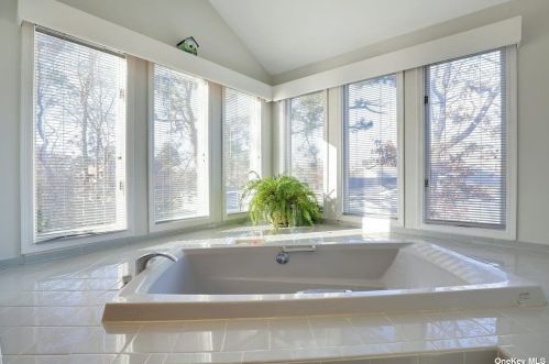 30 Buckingham Ln, Bohemia NY 11716-3979 exterior