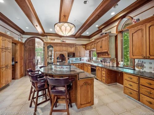 2009 Victoria Hl, Rochester MI exterior