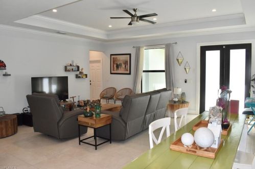 2929 10th Ave, Naples, FL 34117-4927