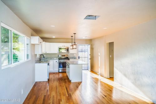 246 Kelso St, Tucson, AZ 85705-4743