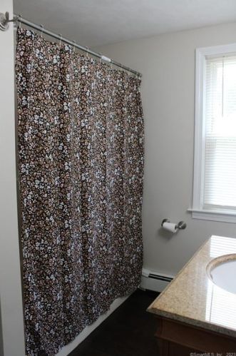 5 Play Rd, Enfield CT 06082-5148 exterior