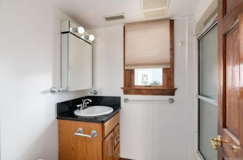 206 Milbank Ave, Greenwich CT 06830-6617 exterior