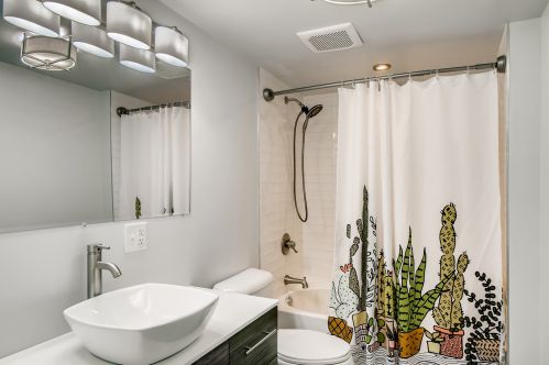 6638 Artesian Ave, Chicago IL 60645-5016 exterior