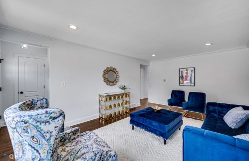 9024 Sacramento Ave, Chicago, IL 60805-1332