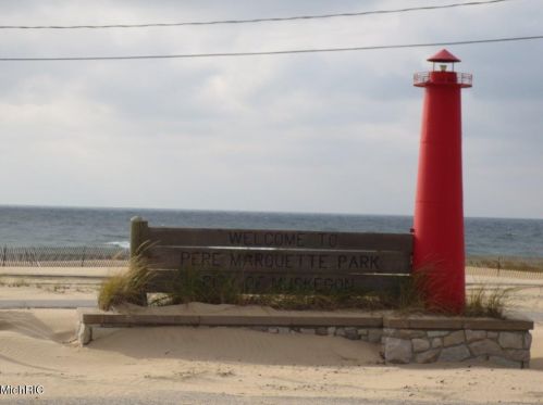 3713 Marina View Pt, Meskegon MI 49441-6406 exterior