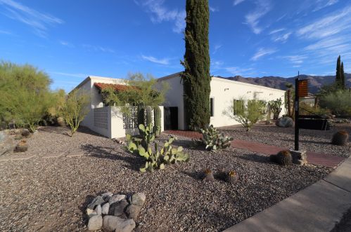 5820 Camino Esplendora, Tucson AZ  85718-4506 exterior