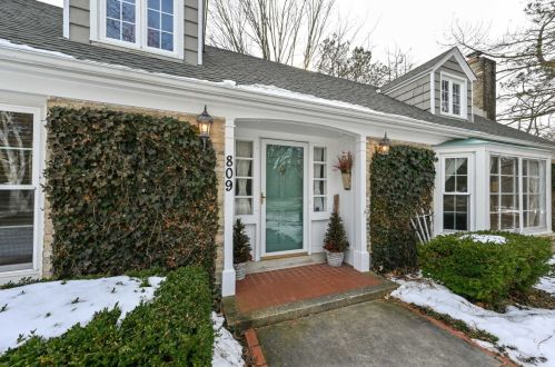 809 Ravine Ln, Milwaukee, WI 53217-1459