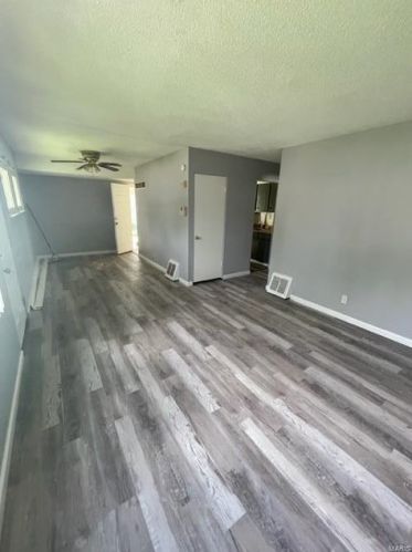 152 Perthshire Rd, Saint Louis, MO 63137-3805