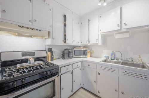 26 Mt Pleasant St, Derby CT 06418-2043 exterior