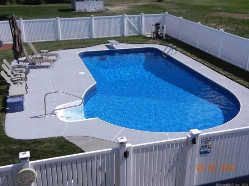 16 Misty Mdw Rd, Enfield CT 06082-3943 exterior