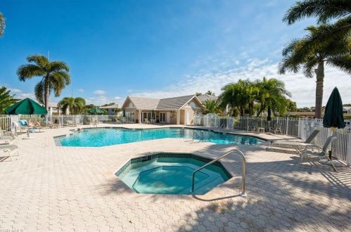 823 Tanbark Dr, Naples FL 34108-8560 exterior