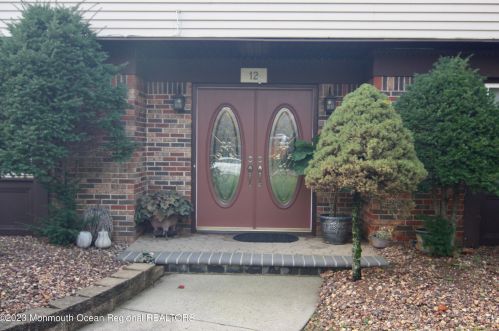 12 Lighthouse Dr, East Freehold, NJ 07728-1384