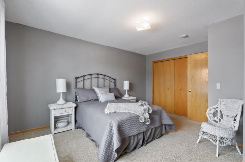 468 Hickory Ln, Saint Paul MN 55128-7036 exterior