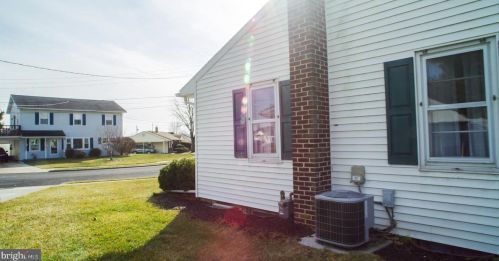 22 Lincoln Dr, Hanover PA 17331-4906 exterior